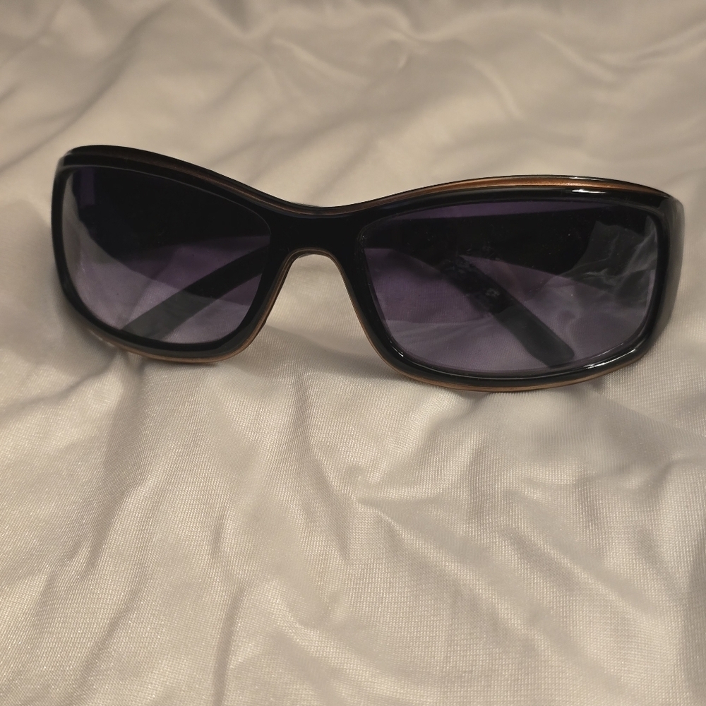 Vintage 90s Gucci rectangular sunglasses color black with gold embellishment - Picture 8 of 9
